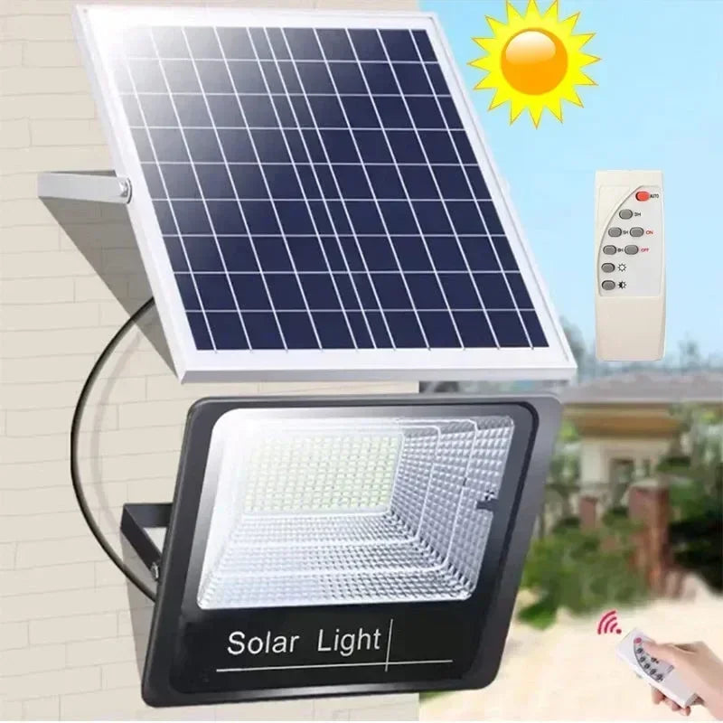 Projecteur solaire 500W LuminaPro installé sur une façade de maison, accompagné de sa télécommande de contrôle et illustrant le chargement via panneau solaire photovoltaïque.